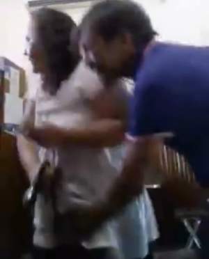 VIDEO SCANDALOS / Femeie atacată şi hărţuită, într-un bar plin de oameni! Reacţia martorilor e de-a dreptul incredibilă