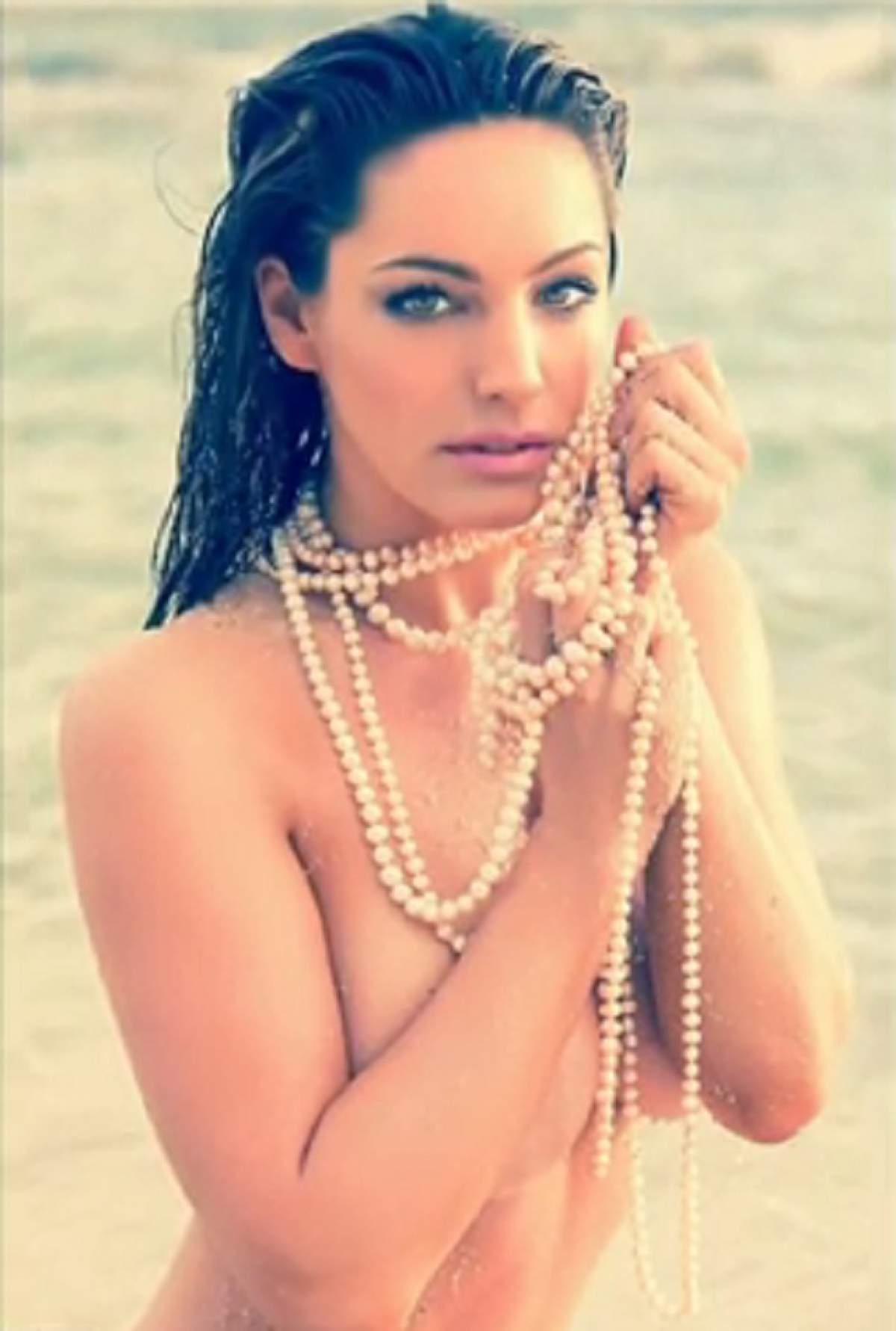 VIDEO / Kelly Brook a pozat nud la 36 de ani! La cum arată nu-i de mirare că a câştigat 1,3 milioane de euro dintr-un singur contract