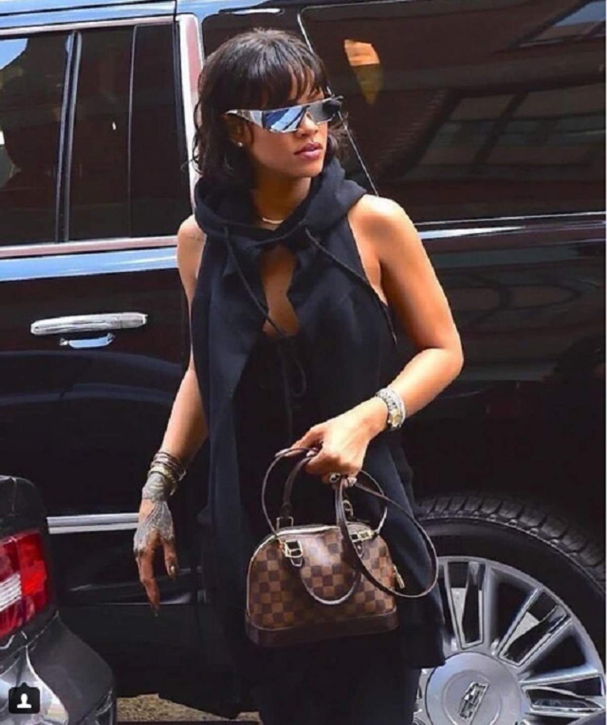 FOTO / Rihanna nu mai e atât de sexy! Cum arată cântăreaţa după ce a pus câteva kilograme
