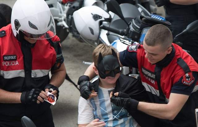 FOTO /  Câțiva polițiști s-au deghizat în supereroi și au avut o misiune incredibilă! Reacția copiilor a fost copleșitoare!