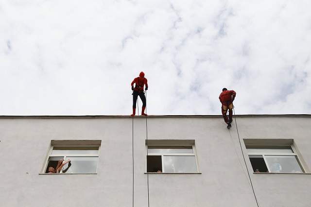 FOTO /  Câțiva polițiști s-au deghizat în supereroi și au avut o misiune incredibilă! Reacția copiilor a fost copleșitoare!