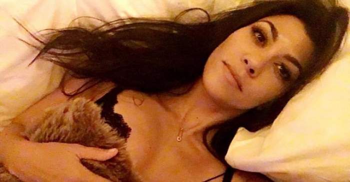VIDEO / HOT sau NU? Kourtney Kardashian, sora celebrei Kim Kardashian, cu cel mai adânc decolteu existent!