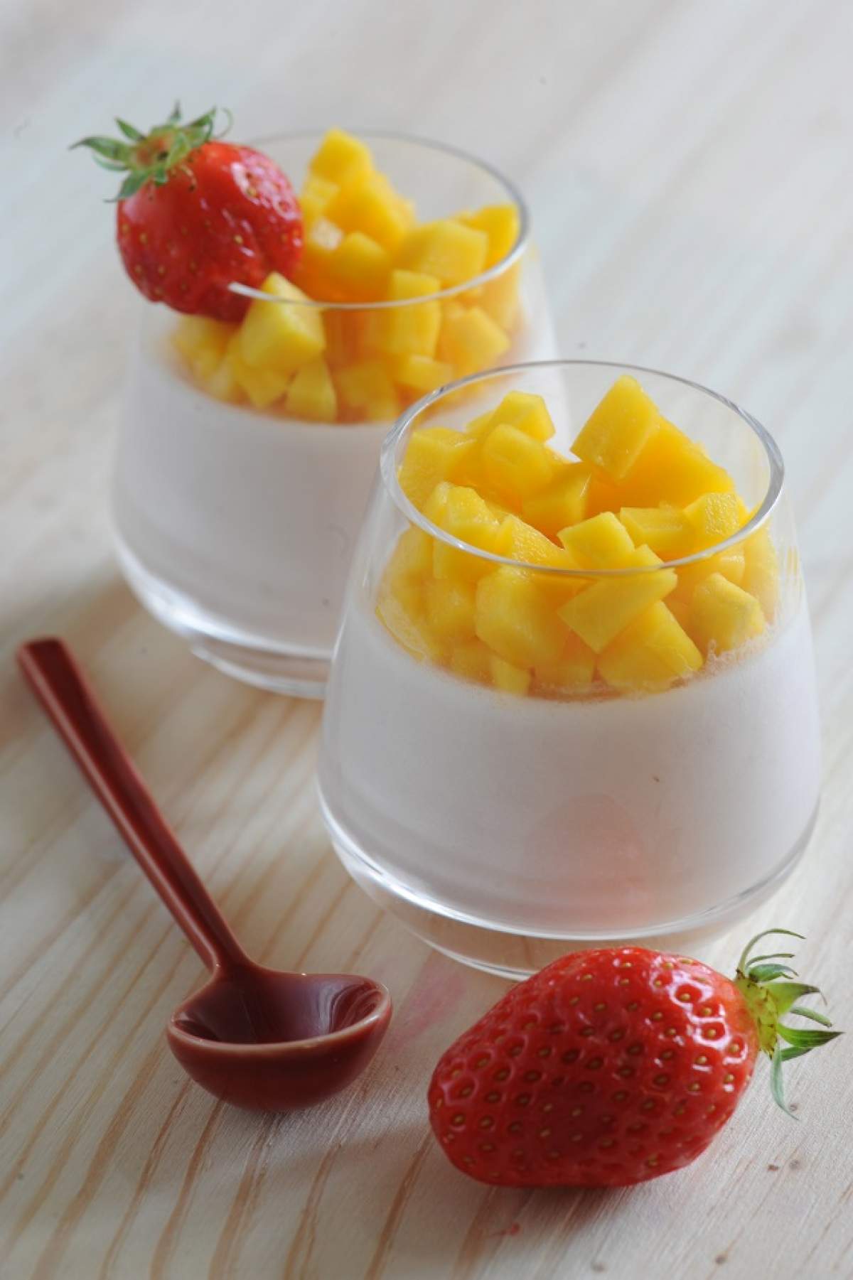 REŢETA ZILEI - MIERCURI / Panna cotta cu piure de mango, un desert răcoros, gata în doar câteva minute
