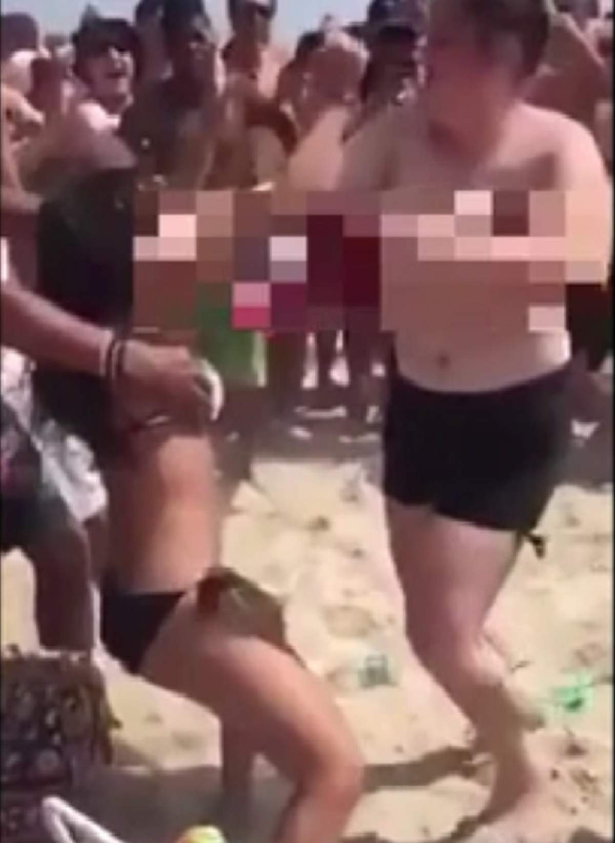VIDEO / Două fete s-au luat la bătaie pe plajă. Uneia i s-a desprins sutienul, a rămas în sânii goi, dar a continuat. Totul a fost filmat!
