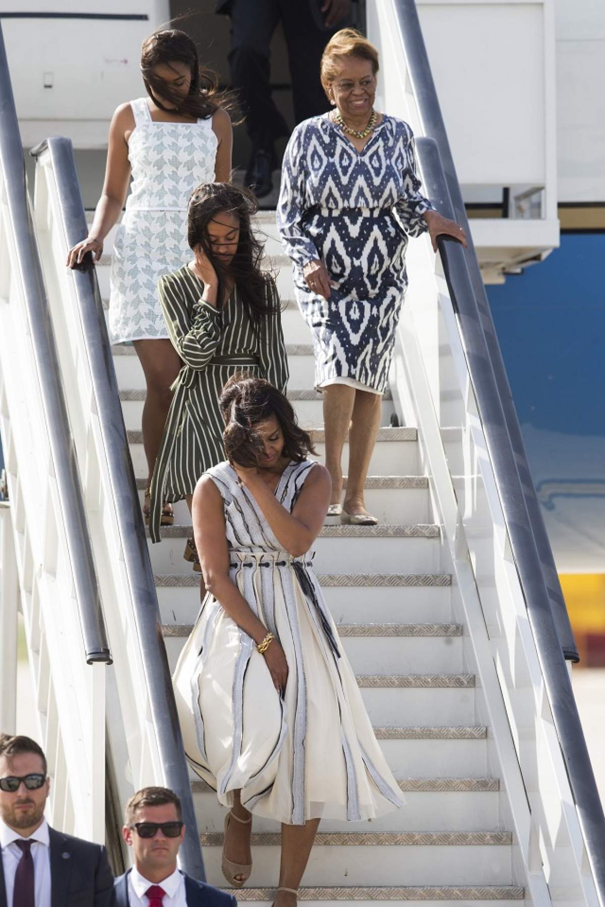 FOTO / Se poate şi la case mai mari! Fiica preşedintelui SUA, cu rochia-n cap, după ce vântul a suflat cu putere