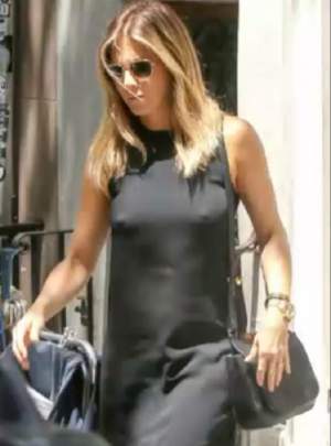 FOTO / A uitat de inhibiţii şi de...sutien! Jennifer Aniston, într-o rochie mulată, prin care i s-au zărit sfârcurile