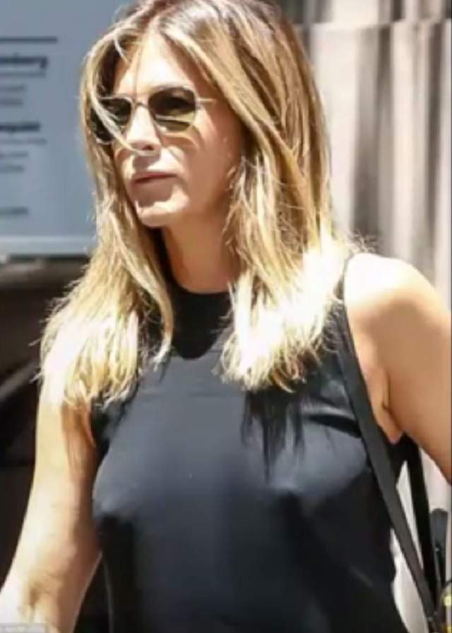 FOTO / A uitat de inhibiţii şi de...sutien! Jennifer Aniston, într-o rochie mulată, prin care i s-au zărit sfârcurile