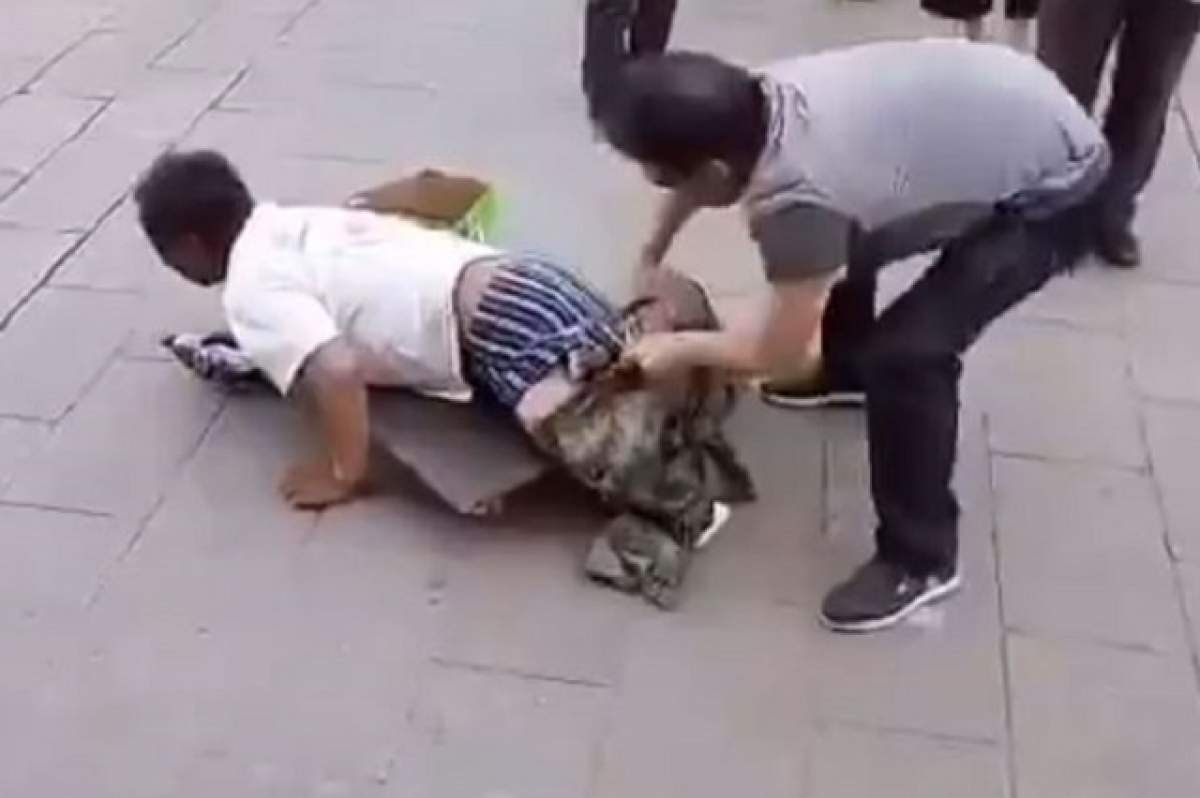 VIDEO / S-a prefăcut că e invalid şi a ieşit pe stradă să cerşească! Ce s-a întâmplat apoi a devenit viral