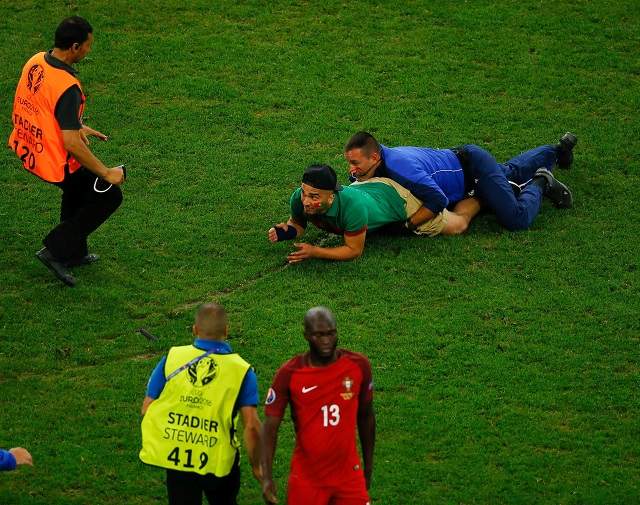 FOTO & VIDEO / Ce face iubirea pentru Cristiano Ronaldo! Din dorinţa de a-l atinge pe starul de la Real Madrid, un fan portughez şi-a bătut joc de stewarzii de la EURO 2016!