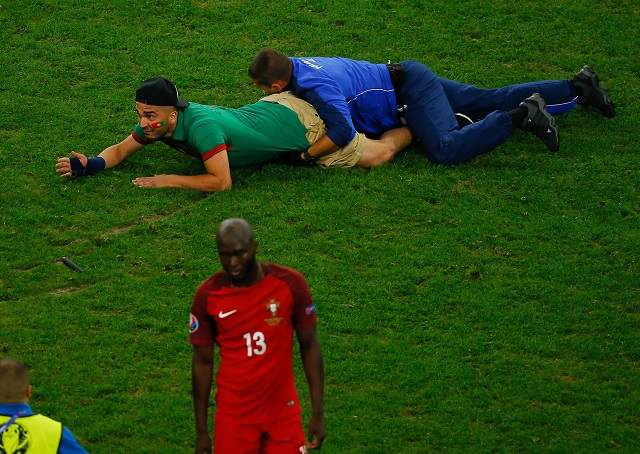 FOTO & VIDEO / Ce face iubirea pentru Cristiano Ronaldo! Din dorinţa de a-l atinge pe starul de la Real Madrid, un fan portughez şi-a bătut joc de stewarzii de la EURO 2016!