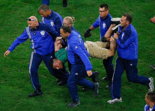 FOTO & VIDEO / Ce face iubirea pentru Cristiano Ronaldo! Din dorinţa de a-l atinge pe starul de la Real Madrid, un fan portughez şi-a bătut joc de stewarzii de la EURO 2016!