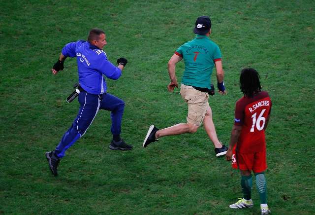 FOTO & VIDEO / Ce face iubirea pentru Cristiano Ronaldo! Din dorinţa de a-l atinge pe starul de la Real Madrid, un fan portughez şi-a bătut joc de stewarzii de la EURO 2016!