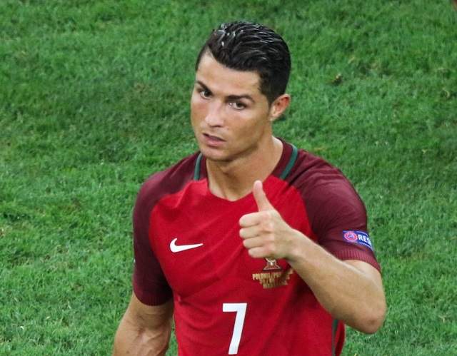 FOTO & VIDEO / Ce face iubirea pentru Cristiano Ronaldo! Din dorinţa de a-l atinge pe starul de la Real Madrid, un fan portughez şi-a bătut joc de stewarzii de la EURO 2016!