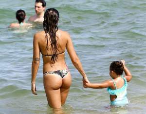 FOTO/ El şi-a făcut schimbare de look, dar soţia lui a captat toată atenţia! Partenera lui James Rodriguez şi-a expus formele la plajă