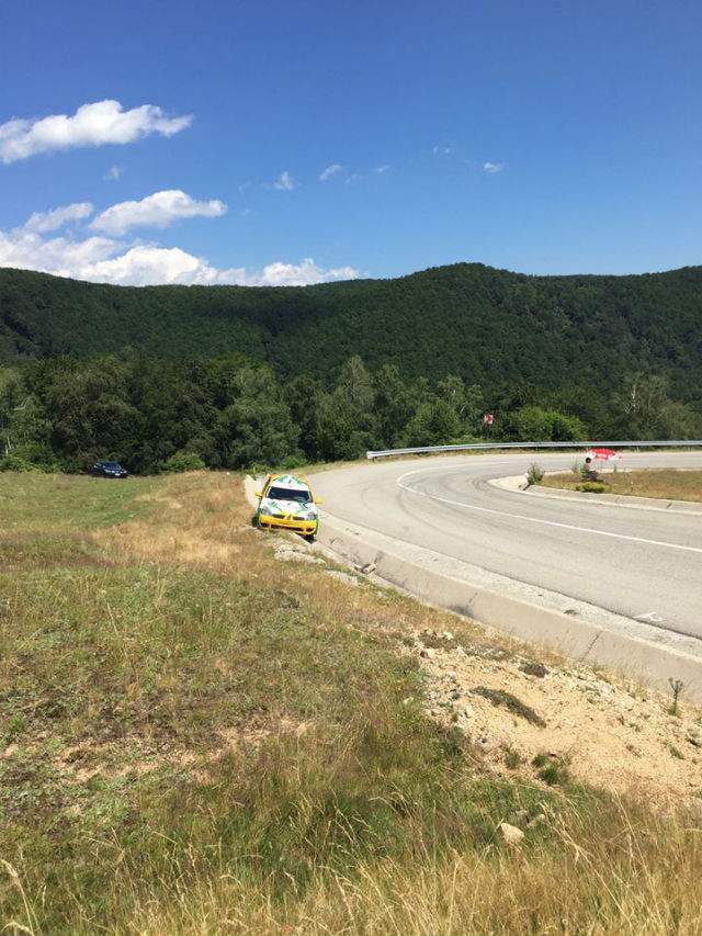 Dani Oţil a făcut accident. A intrat cu maşina în şant