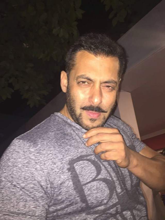 FOTO / Imagini răvăşitoare cu Salman Khan! Macho-ul cu muşchi s-a transformat în moşuleţ