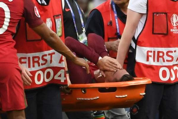 DIAGNOSTICUL pus lui Cristiano Ronaldo, după ACCIDENTAREA din finala Campionatului European. Mama jucătorului, devastată: "Nu pot să-mi văd fiul aşa"