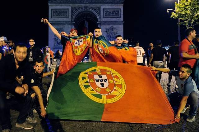 VIDEO & FOTO / Nebunie la Paris şi la Lisabona, după ce Portugalia a devenit regina Europei! Imagini memorabile de la sărbătoarea lusitanilor!