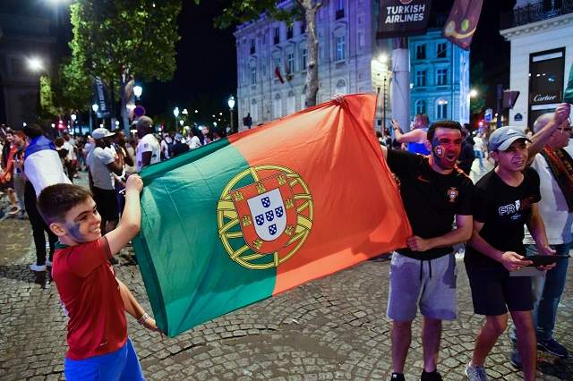 VIDEO & FOTO / Nebunie la Paris şi la Lisabona, după ce Portugalia a devenit regina Europei! Imagini memorabile de la sărbătoarea lusitanilor!