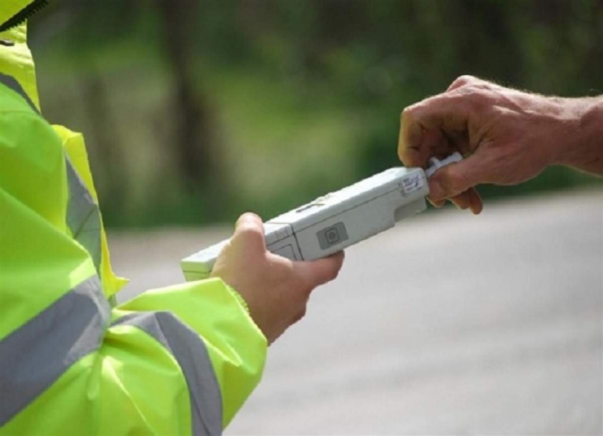 Inconştienţă uriaşă, nu glumă! Un şofer care transporta elevi într-o excursie, prins băut de poliţişti