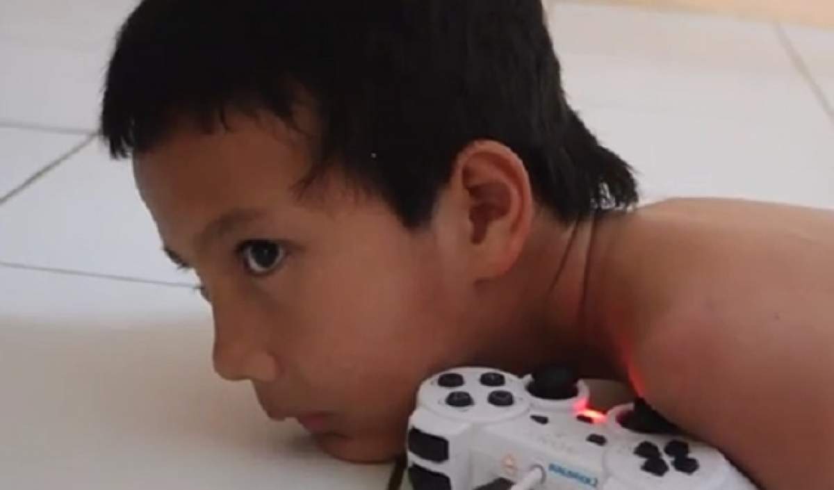 VIDEO / Imaginile care te vor răscoli! Un băiețel fără mâini și fără picioare a găsit soluția perfectă pentru a fi ca alți copii