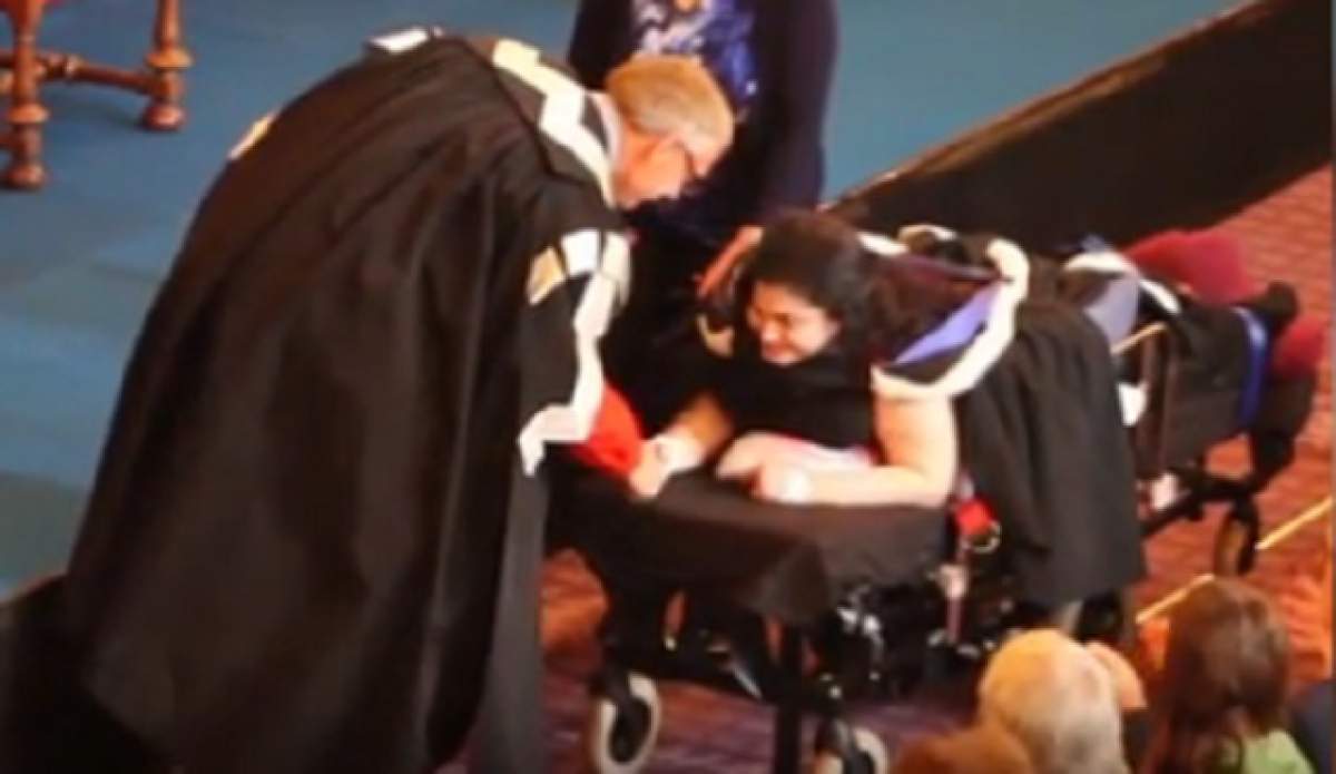 VIDEO / A venit pe patul de spital ca să-şi ridice diploma de absolvire. Mulţi au plâns, ea s-a bucurat ca un copil! Ce a păţit tânăra din imagini