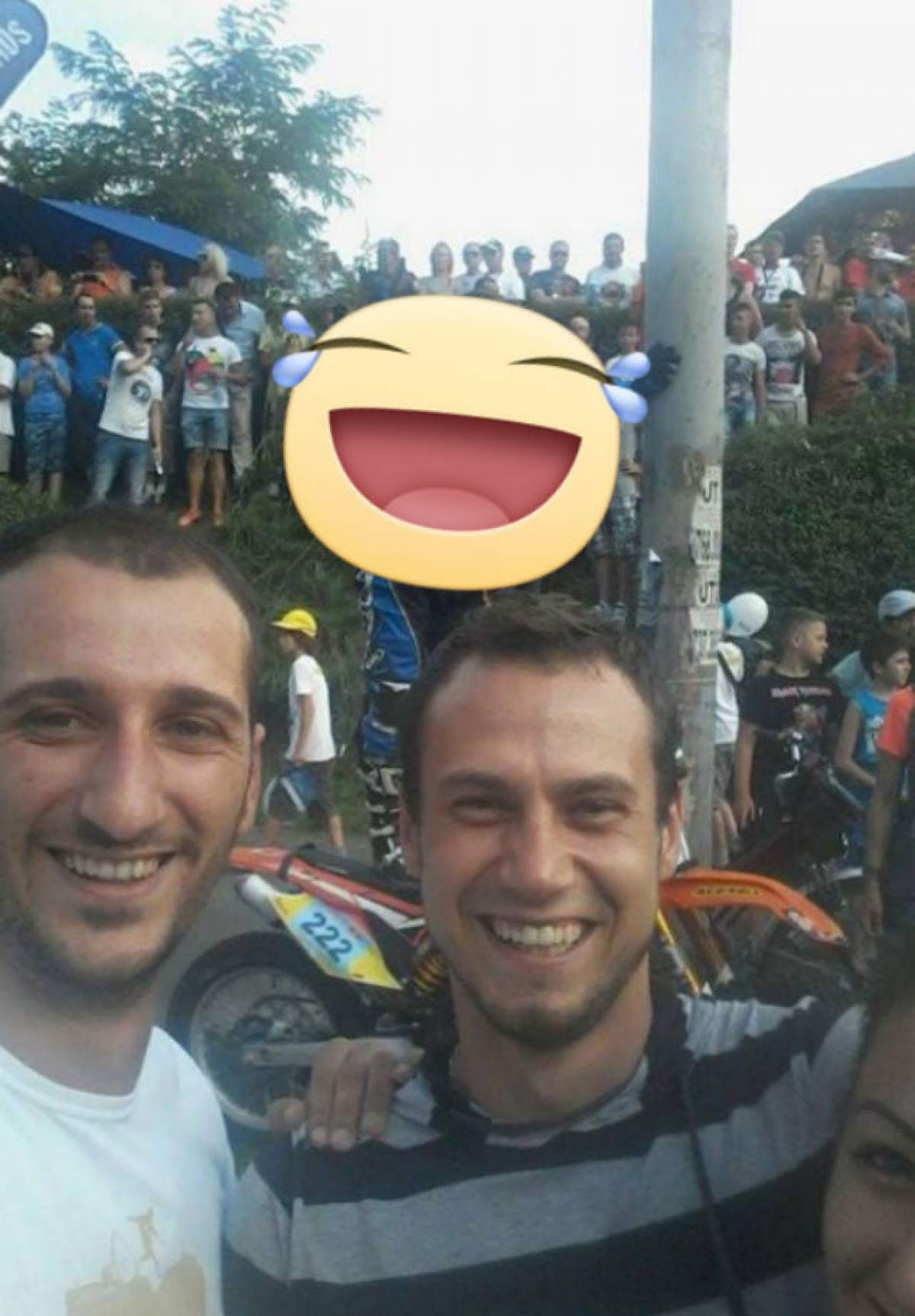 Robert de la "Insula Iubirii" şi selfie-ul buclucaş. Un prezentator celebru de la noi făcea asta în spatele lui