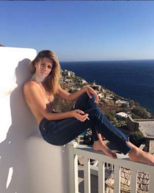 FOTO / LUMEA s-a întors cu SUSUL în JOS! Actriţa Mischa Barton, topless pe balcon