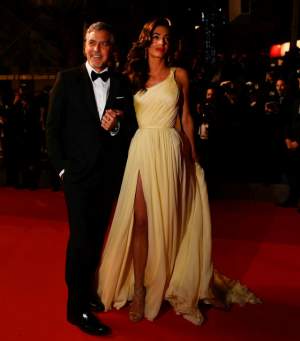 VIDEO & FOTO / Incredibil! Soţia lui George Clooney, îmbrăcată într-o ROCHIE-FUROU