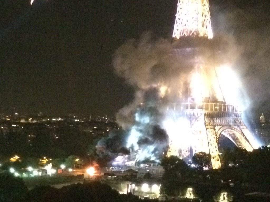 VIDEO / Turnul Eiffel, învăluit de un nor gros de fum negru, după atacul de la Nisa