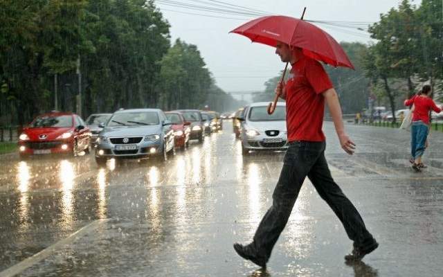 Fenomene extreme la sfârşitul acestei săptămâni! Meteorologii anunţă CINCI CODURI PORTOCALII şi GALBENE de ploi torenţiale şi vijelii