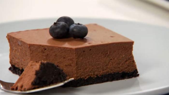 REŢETA ZILEI - SÂMBĂTĂ: Cheesecake de ciocolată sărac în CALORII! Ai nevoie de 5 ingrediente şi câteva minute libere