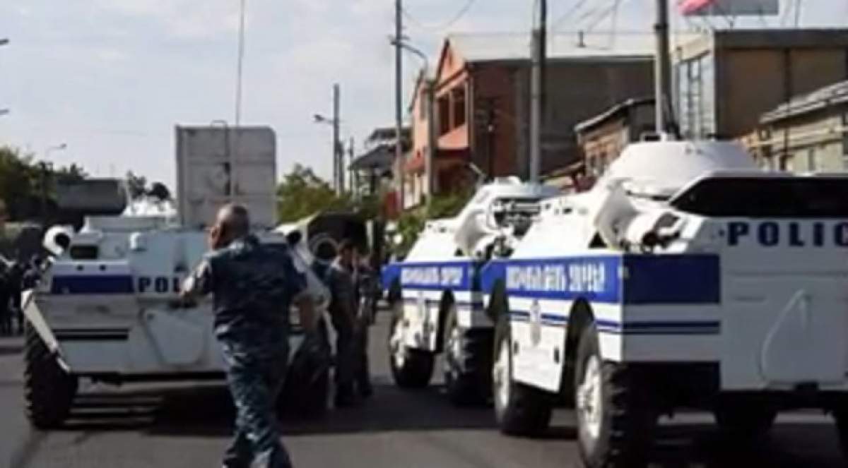 VIDEO / Tentativă de lovitură de stat în Armenia! Şeful Poliţiei a fost luat ostatic şi un poliţist ucis
