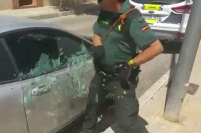 VIDEO & FOTO / IMPRESIONANT! Motivul pentru care un poliţist a spart geamul acestei maşini parcate. Ce a văzut înăuntru