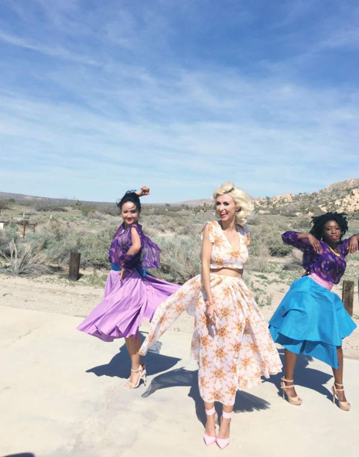 FOTO / Andreea Bălan numără săptămânile până când îşi va cunoaşte fetiţa! Uite cu cine se sfătuieşte artista!