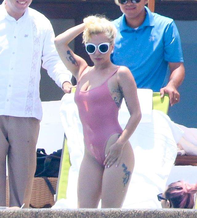 FOTO / Lady GaGa, albă ca zăpada la piscină! Costumul de baie prea larg i-a dezvăluit zonele intime