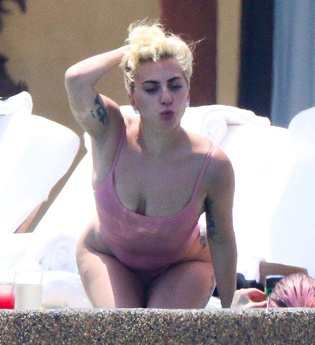 FOTO / Lady GaGa, albă ca zăpada la piscină! Costumul de baie prea larg i-a dezvăluit zonele intime