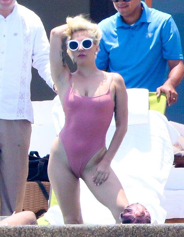 FOTO / Lady GaGa, albă ca zăpada la piscină! Costumul de baie prea larg i-a dezvăluit zonele intime