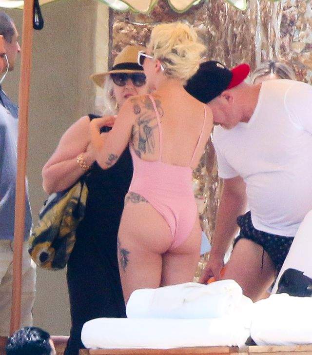 FOTO / Lady GaGa, albă ca zăpada la piscină! Costumul de baie prea larg i-a dezvăluit zonele intime