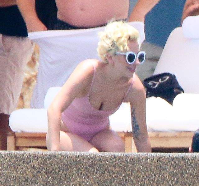 FOTO / Lady GaGa, albă ca zăpada la piscină! Costumul de baie prea larg i-a dezvăluit zonele intime