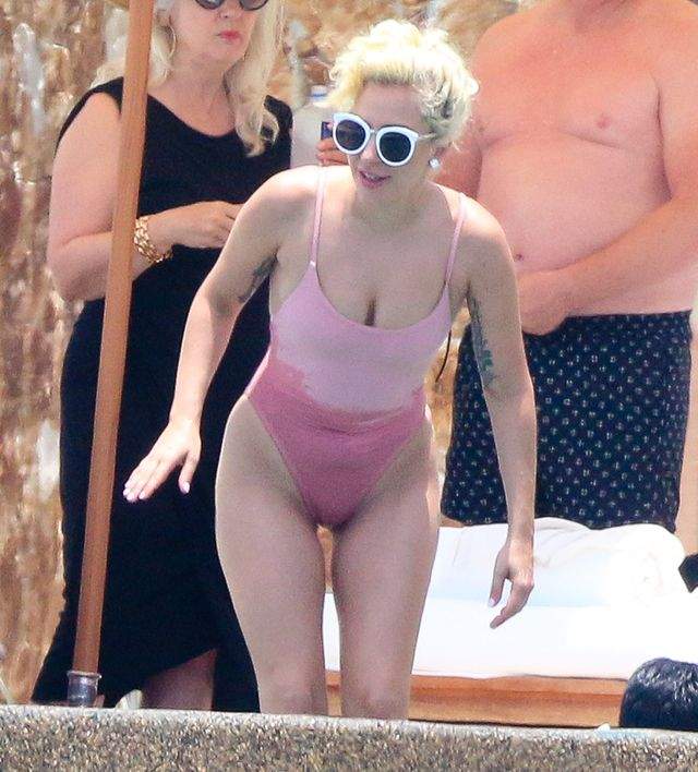 FOTO / Lady GaGa, albă ca zăpada la piscină! Costumul de baie prea larg i-a dezvăluit zonele intime