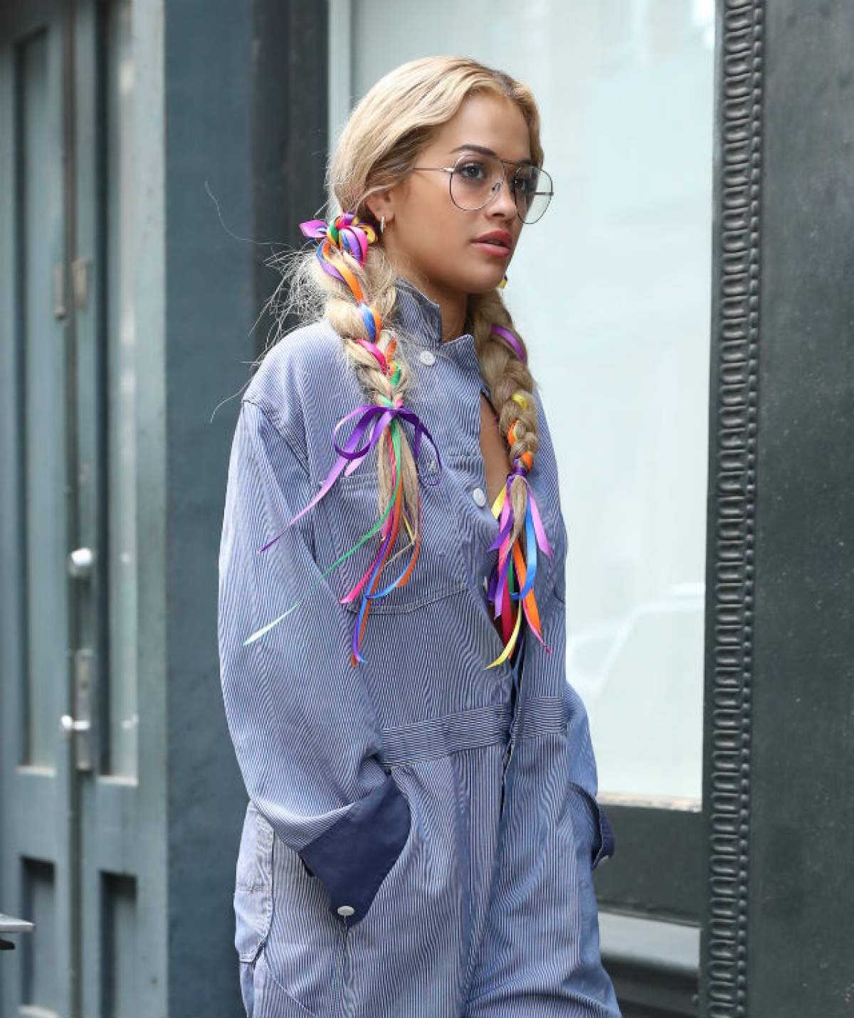FOTO / Imagini de SENZAŢIE! Cântăreaţa Rita Ora a ieşit PE STRADĂ cu un DECOLTEU până la BURIC şi FĂRĂ SUTIEN