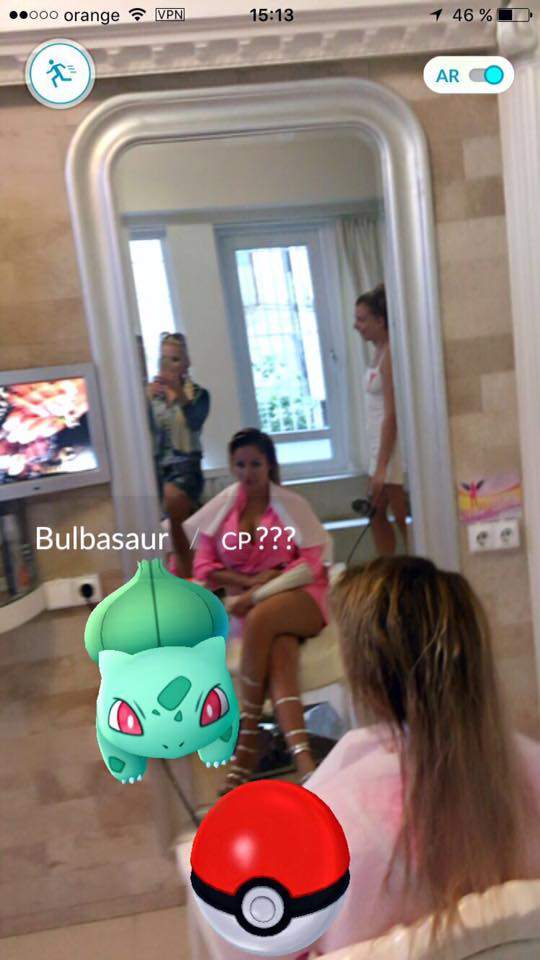 Sânziana Buruiană, lovită de isteria Pokemon! Şi-a lăsat copilul acasă şi a plecat la vânătoare