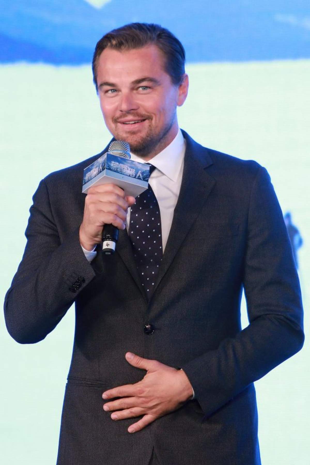 VIDEO / Leonardo DiCaprio, în tandrețuri cu noua iubită! Ea este cea care vrea să îl facă băiat de casă pe burlacul Hollywood-ului