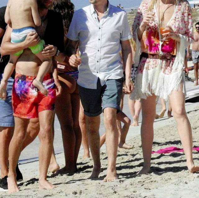 FOTO / Care e secretul lor? Actriţa Kate Hudson, în vacanţă cu fostul logodnic, dar şi cu iubita acestuia