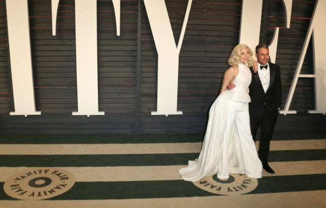 FOTO / Trece prin momente grele! Lady Gaga, părăsită de logodnicul ei, Taylor Kinney, înainte să îmbrace rochia albă de mireasă