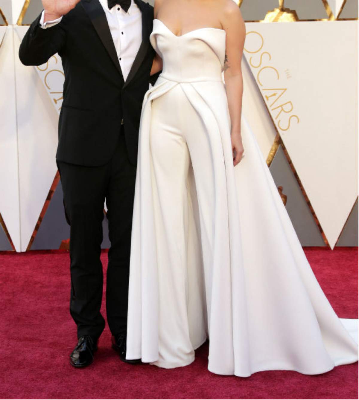 FOTO / Trece prin momente grele! Lady Gaga, părăsită de logodnicul ei, Taylor Kinney, înainte să îmbrace rochia albă de mireasă