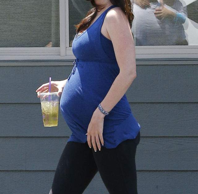 FOTO / Megan Fox numără săptămânile până când îşi va strânge cel de-al treilea băieţel în braţe! Ce mare i-a crescut burta de gravidă!
