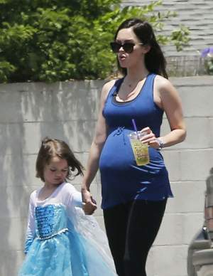 FOTO / Megan Fox numără săptămânile până când îşi va strânge cel de-al treilea băieţel în braţe! Ce mare i-a crescut burta de gravidă!