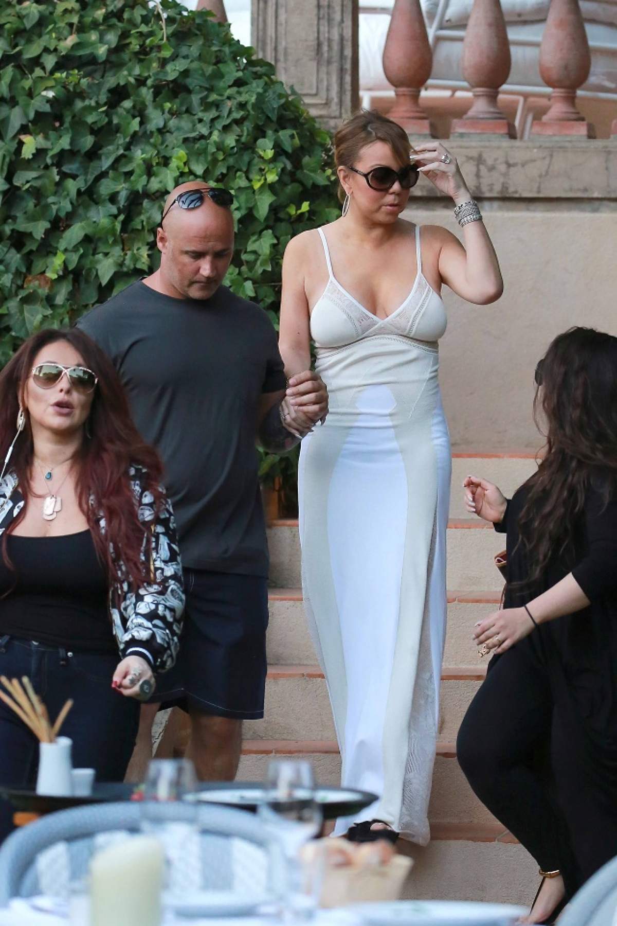 FOTO / Mariah Carey, fără sutien şi cu "antenele" pe afară! A ieşit oraş fără să aibă grijă ce lasă la vedere